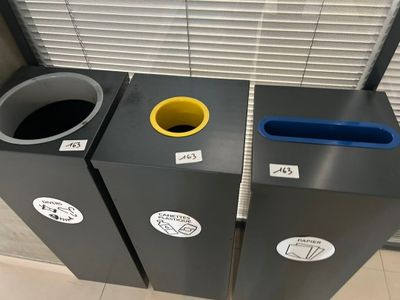 deux poubelles placées l'une à côté de l'autre
