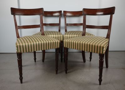 trois chaises en bois avec des assises rembourrées à rayures, devant un mur blanc