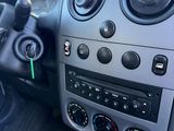 le tableau de bord d'une voiture, doté de nombreux boutons et commandes