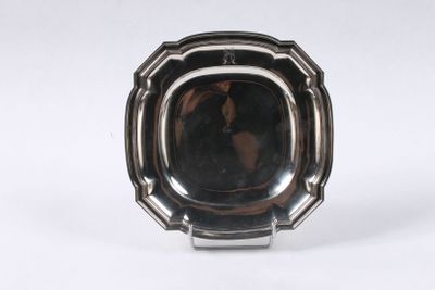 une assiette ancienne en argent sur laquelle figure le portrait d'une femme dans un miroir