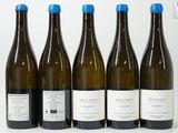 six bouteilles de vin sont alignées sur une surface blanche
