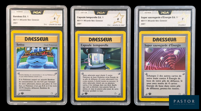 Trois cartes aux motifs différents sont représentées sur un fond noir.