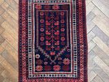 un tapis rouge et bleu sur un plancher en bois