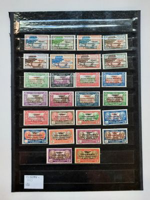 un cadre noir sur lequel sont apposés plusieurs timbres différents