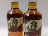 deux bouteilles de bourbon Buffalo Trace posées l'une à côté de l'autre