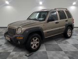 une photo d'une jeep garée dans un garage