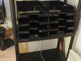 une étagère noire sur laquelle sont posés plusieurs bacs noirs