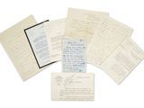une image représentant une pile de vieilles lettres et de vieux papiers posés sur une surface blanche