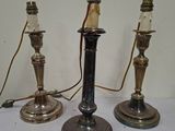 trois bougies posées sur une table