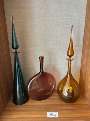 trois vases posés les uns à côté des autres sur une étagère