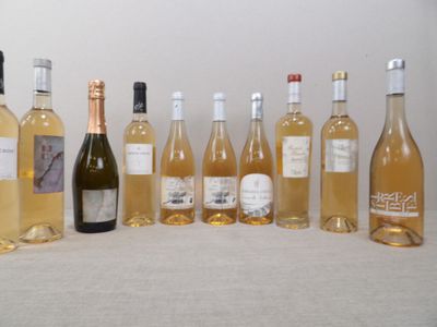 plusieurs bouteilles de vin sont alignées sur une table