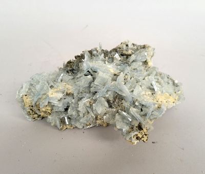 un gros plan sur un amas de cristaux posés sur une surface blanche