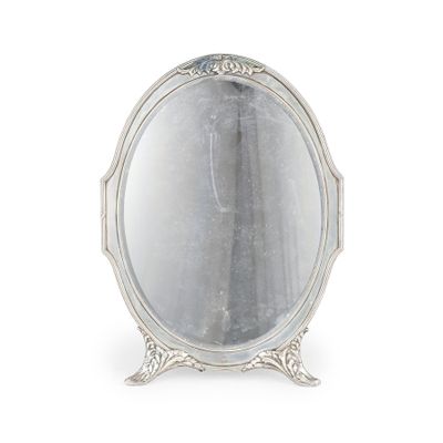 un miroir ancien plaqué argent sur pied, avec un fond blanc