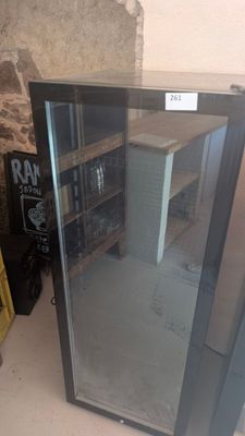 une vitrine posée à même le sol