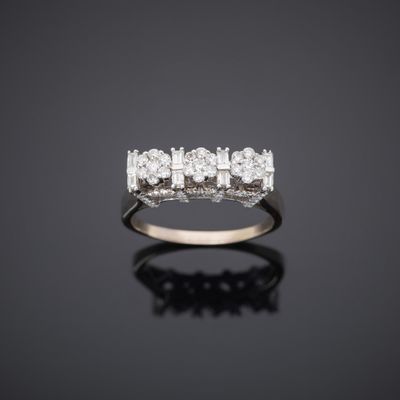 une bague à cinq diamants sertie en or blanc 18 carats