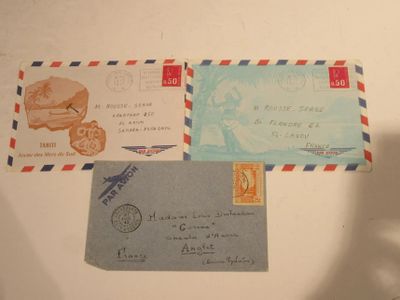 deux vieilles enveloppes de courrier aérien posées sur une table blanche