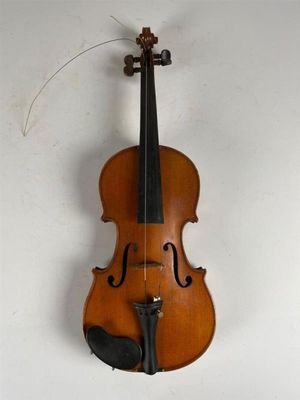 un violon accroché au mur, à côté d'un mur blanc