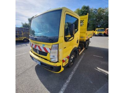 une photo d'un camion jaune garé sur un parking