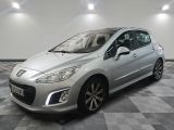 la voiture argentée est garée sur un sol en damier dans le garage