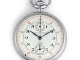un gros plan d'une montre de poche en argent sur fond blanc