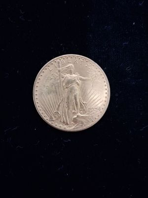 gros plan d'une pièce de monnaie en argent sur une surface noire
