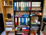 une bibliothèque remplie de nombreux livres et classeurs
