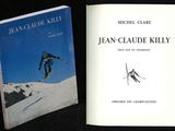 deux livres posés sur une table noire