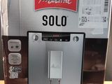 un carton contenant une machine à café posé sur une table
