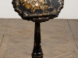 une petite table ornée d'un motif noir et doré