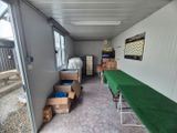 une pièce dans laquelle se trouvent une table verte et un banc vert