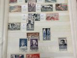 un livre orné de timbres, posé sur une table