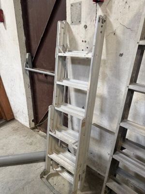une échelle adossée au mur d'une pièce