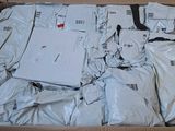 une boîte en carton remplie de colis et d'un ordinateur portable
