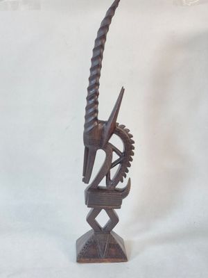 Cimier Bambara en bois sculpté figurant une antilope.
