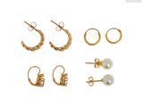 trois paires de boucles d'oreilles en or et une boucle d'oreille en perle