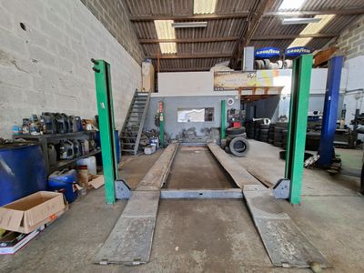 une image d'un garage avec de nombreux outils sur le sol