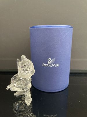 figurine en cristal Swarovski dans un coffret bleu, avec une petite figurine placée devant
