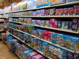 de nombreux jouets sur les étagères du magasin de jouets
