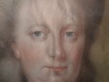 portrait d'un homme aux cheveux blancs et aux yeux bleus