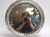 un homme se prenant en photo dans un miroir