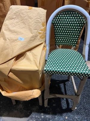 une chaise avec une assise verte et blanche à côté d'une chaise marron avec une assise verte et blanche