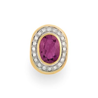 une bague en rubis et diamants
