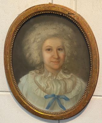 portrait d'une femme en robe blanche avec un nœud bleu