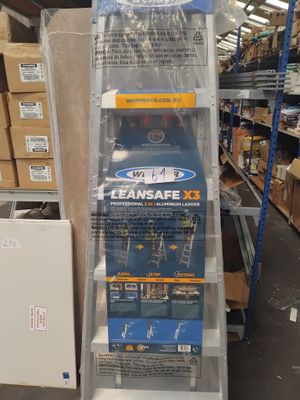 une pile de cartons sur l'étagère du magasin