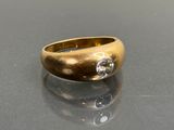 l'image d'une bague en or ornée d'un diamant