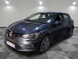 La voiture bleue est garée sur un sol carrelé à damier.