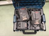 deux radios dans un meuble posé au sol