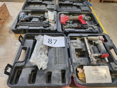 beaucoup d'outils dans la mallette posée sur la table