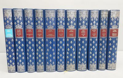 six livres à la couverture bleue ornée de dorures