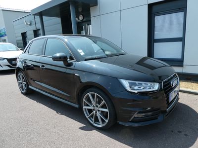 L'Audi Q3 est garée devant un immeuble